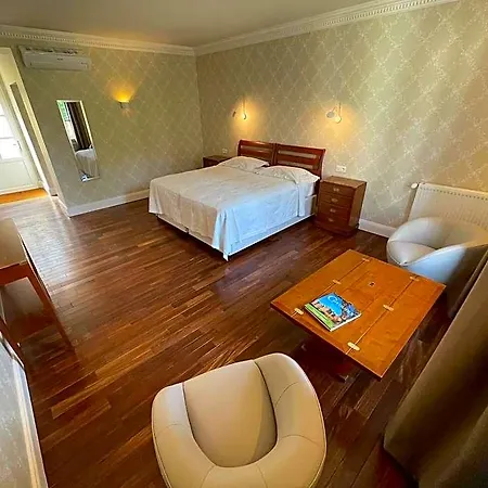 לינה וארוחת בוקר The Parc Place 4*