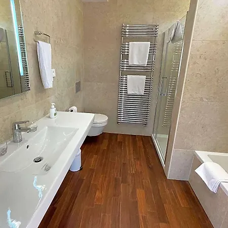 The Parc Place לינה וארוחת בוקר 4*